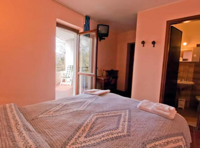 Hotel Rondanino Lanzo dʼIntelvi エクステリア 写真