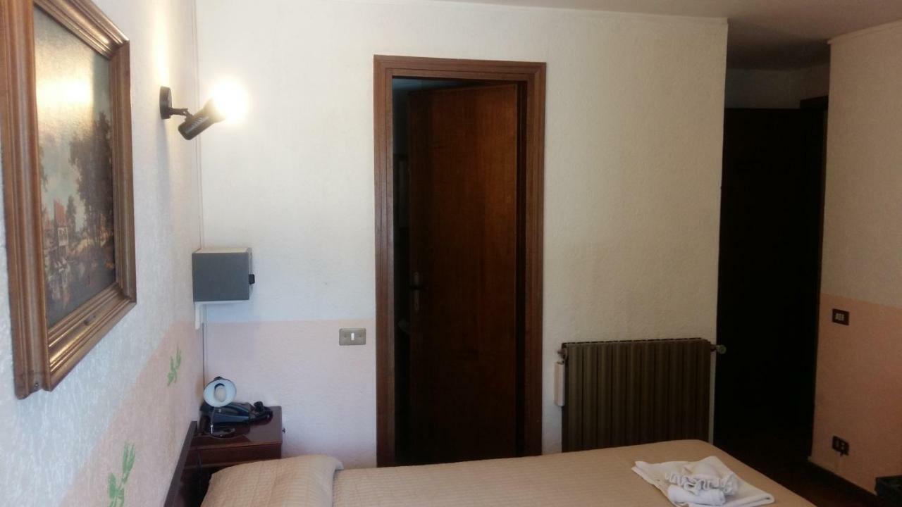 Hotel Rondanino Lanzo dʼIntelvi エクステリア 写真