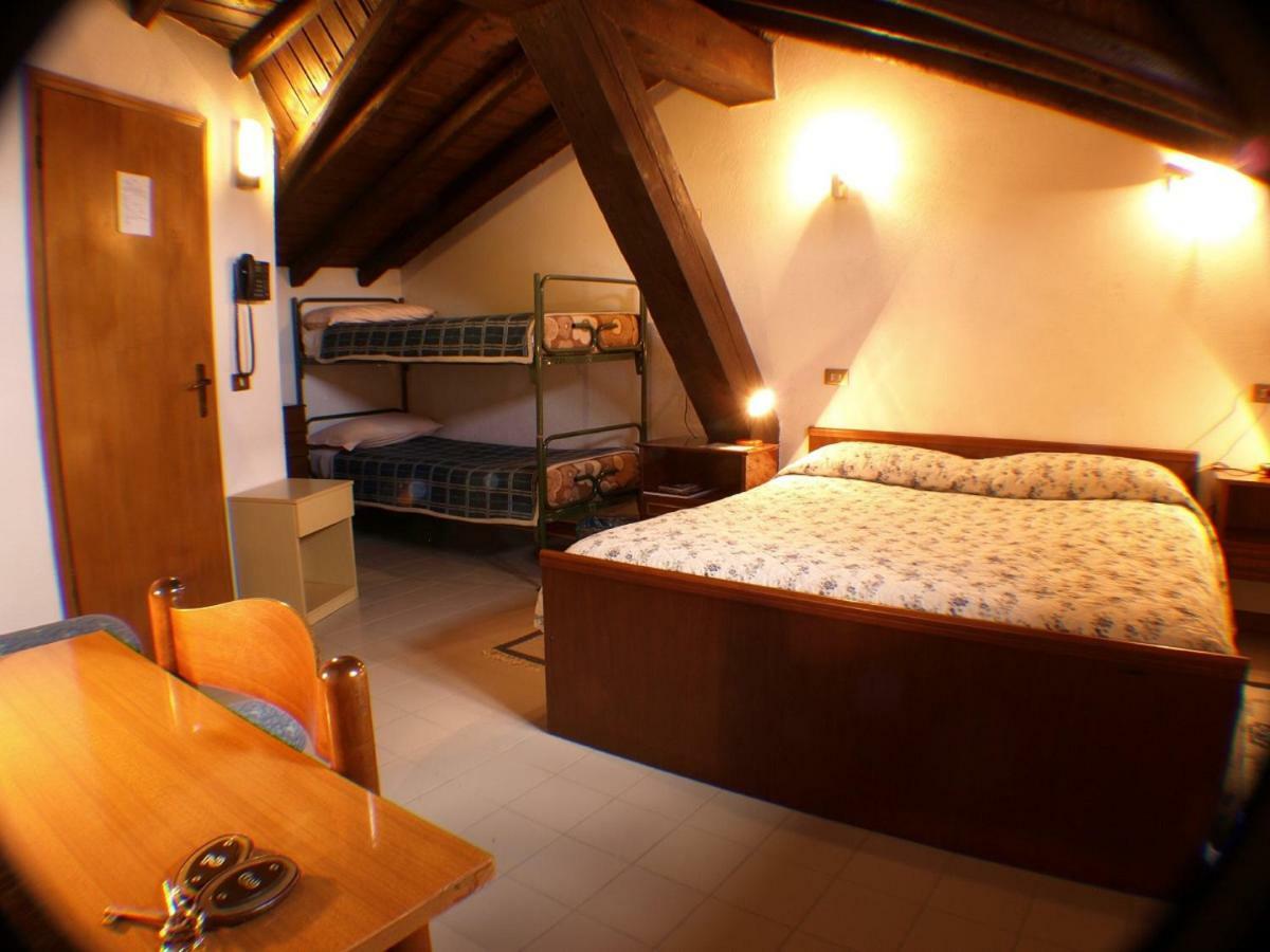 Hotel Rondanino Lanzo dʼIntelvi エクステリア 写真